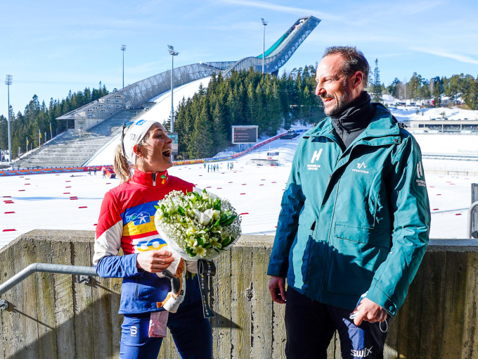 Kronprins Haakon gratulerer Therese Johaug med seieren på tremila i sitt siste Holmenkollen-renn. Foto: Lise Åserud / NTB 